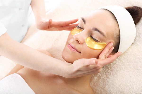 facial with gold eye masks